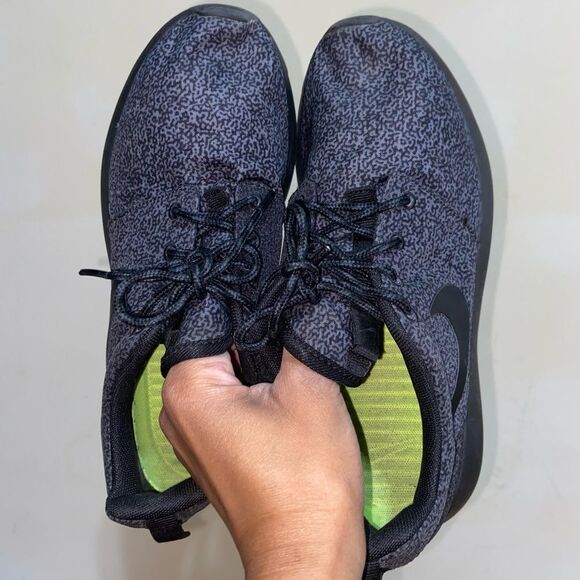 NIKE ROSHE Gray Print Sneakers - Picture 6 of 16